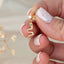 Goldfarbene Ohrstecker mit Zirkonia in Schlangenform