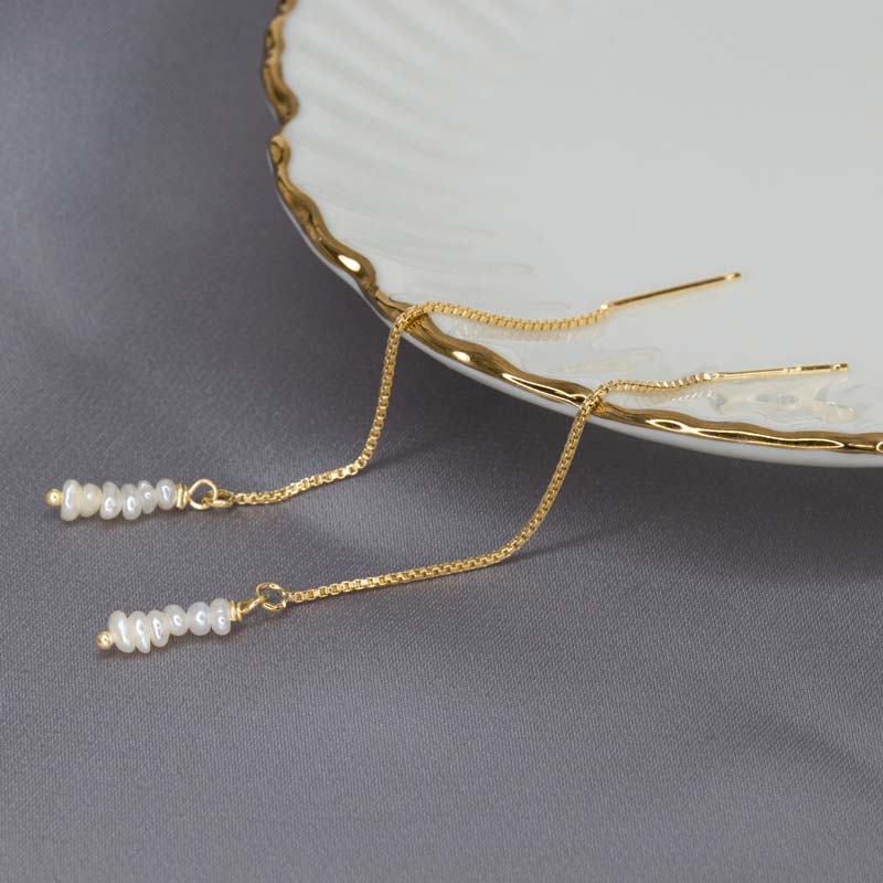 Zierliche Goldohrstecker mit baumelndem Perlenanhänger