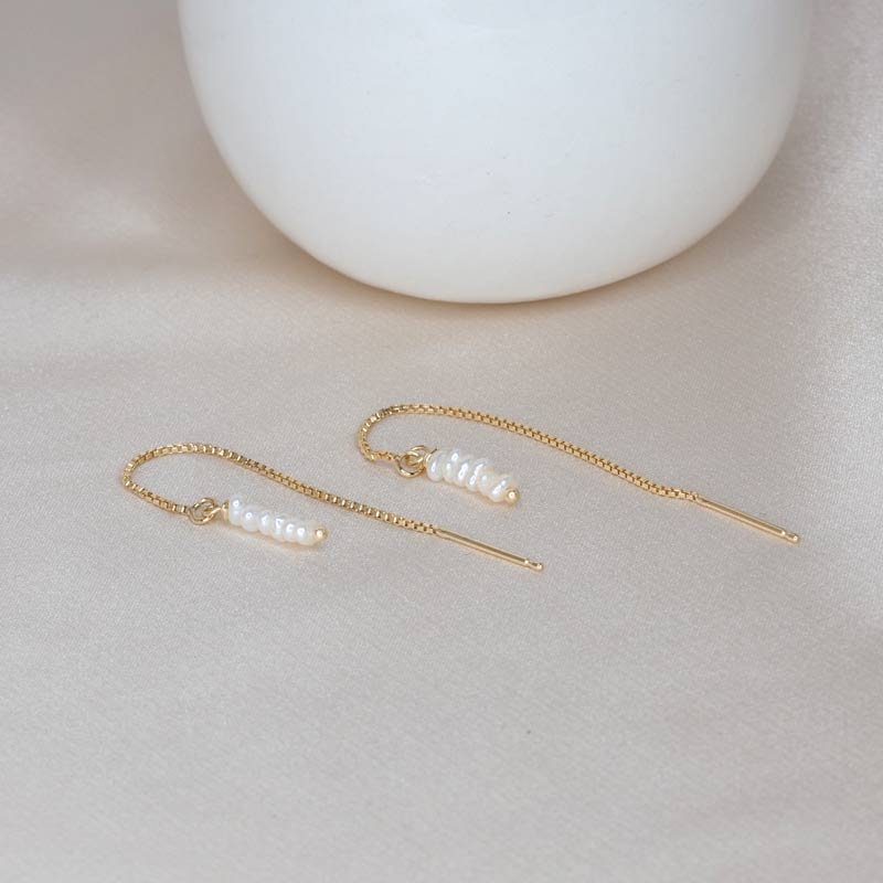 Zierliche Goldohrstecker mit baumelndem Perlenanhänger