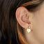 Himmlischer Chic: CZ - Ohrringe mit Mond - und Goldscheiben-Ohrsteckern