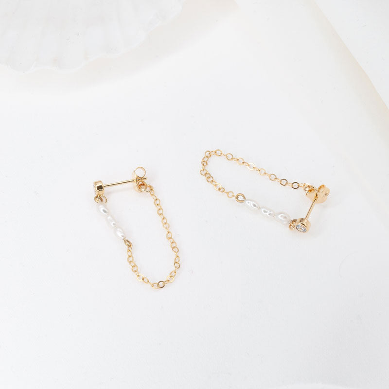Ohrstecker mit CZ-Perlenkette – zeitloser Glamour
