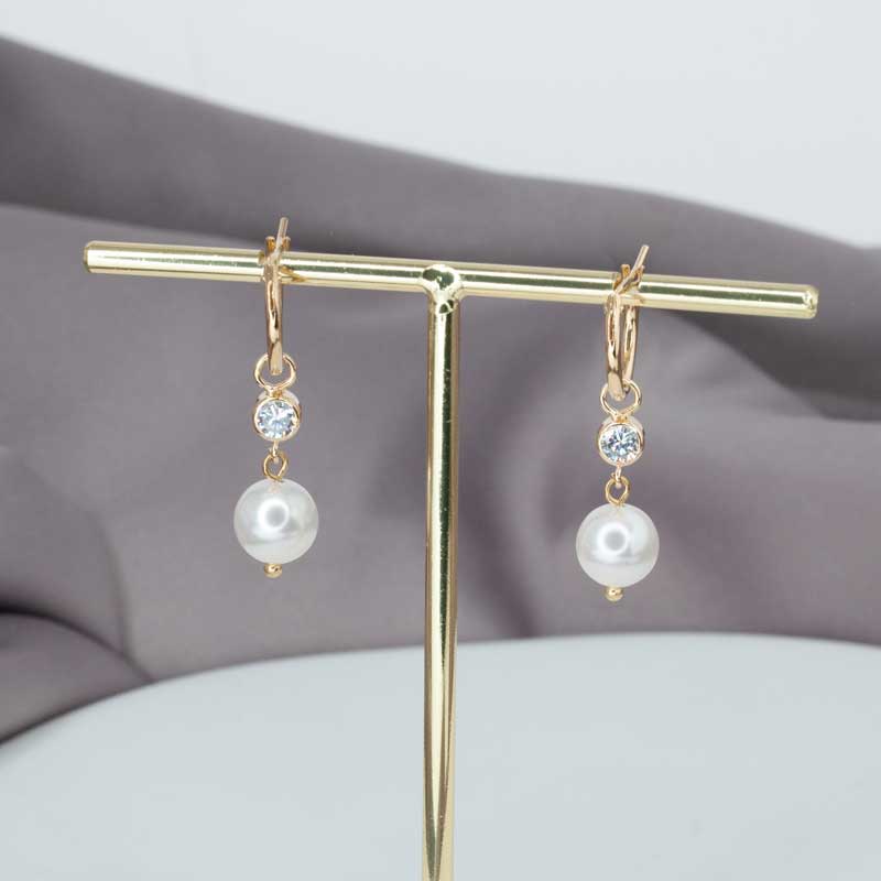 Timeless Beauty: Bridal Earrings with Sparkling Zirconia and Lustrous Pearls