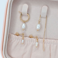 Strahlende Eleganz: Set aus Perlenohrringen