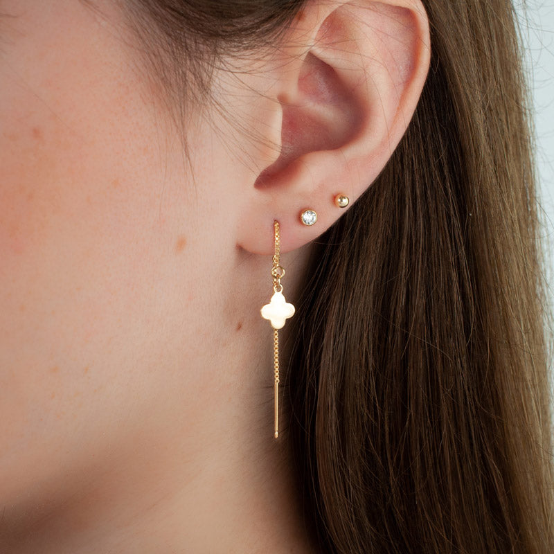 Goldene Ketteneinfädler-Ohrringe mit Anhänger