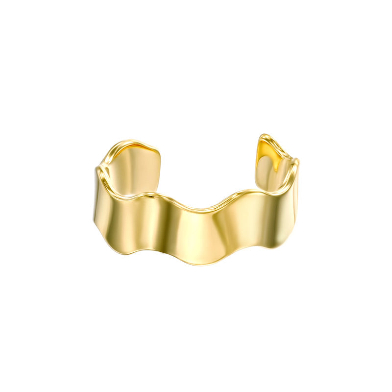  Single wave-shaped ear cuff for ear conch that is gold-plated. The earring features a unique, wavy design that is both elegant and modern. It is suitable for wearing on its own or as part of a set and can be paired with various outfits for a stylish look
